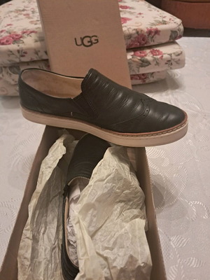 Δερμάτινα UGG σαν καινούργια, μέγεθος 37, μαύρα