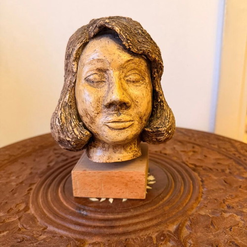 Vintage female bust decorative head 18 cm on wooden base like new