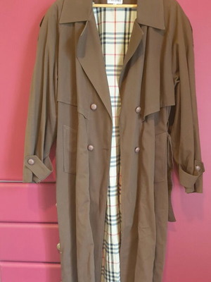 Καμπαρντίνα καφέ μεταχειρισμένη με φαρδείς ώμους και δερμάτινη ραφή