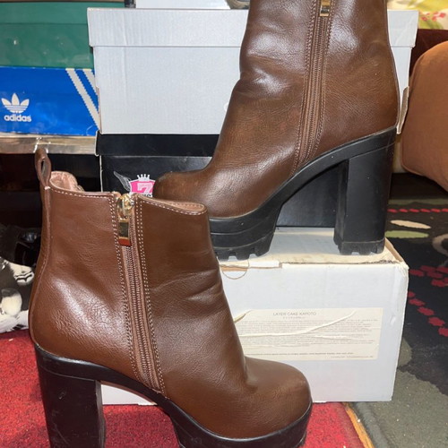Pairs of shoes no 36, 2 pieces