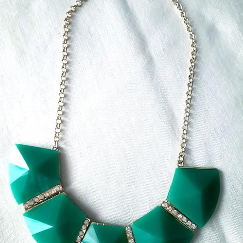 Bijou necklace like new in green veraman color