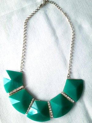 Bijou necklace like new in green veraman color