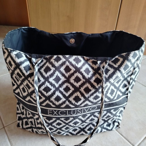 Women's shoulder beach bag with ethnic black and white pattern