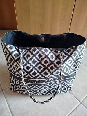 Women's shoulder beach bag with ethnic black and white pattern