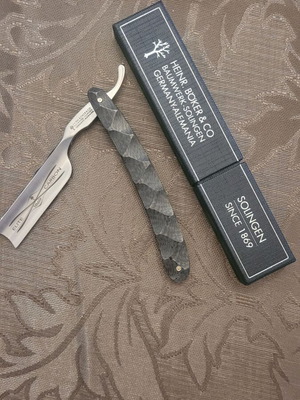 Ξυράφι ξυρίσματος Boker 140545 Elite Carbon 6/8″ SE καινούργιο με δερμάτινη θήκη