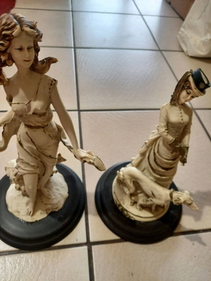 Porcelain female figures vintage used, set of 2 pieces