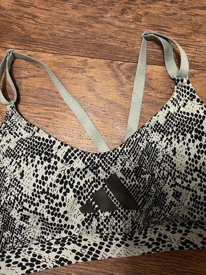 Adidas sports bra like new, size Medium
