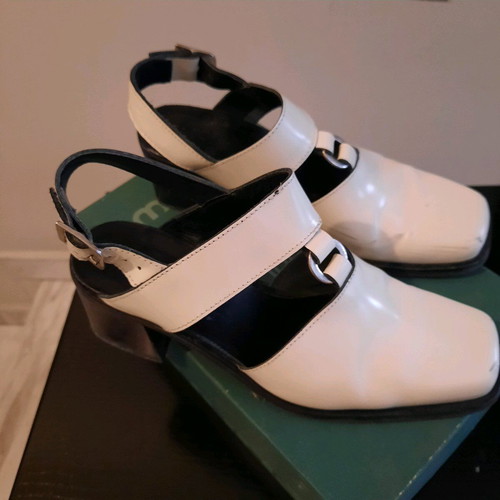 Vintage Manas Lea Foscati white leather sandals like new, size 38
