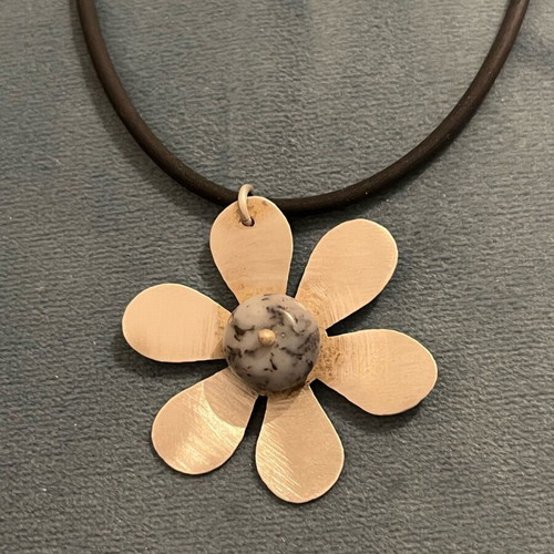 Silver 925 necklace like new with stone and leather, flower design