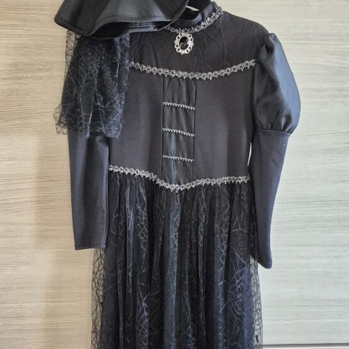 Children's Witch Costume like new with hat for Halloween and Carnival