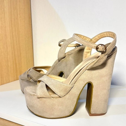 Beige suede high-heeled sandals used with thick 14cm heel and 5cm platform