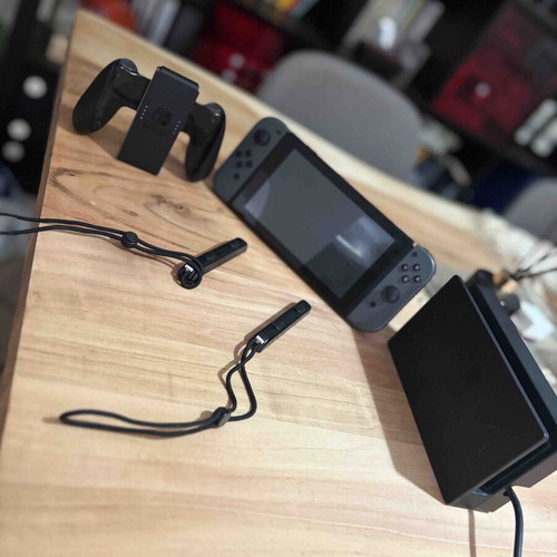 Nintendo Switch V2 сиво като нов с аксесоари