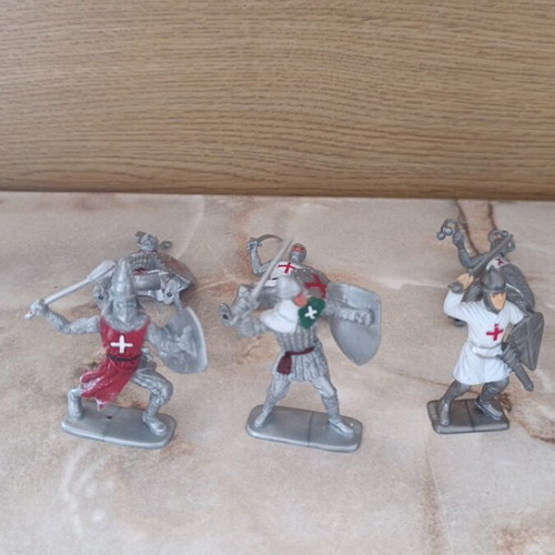 Set of 14 Crusaders and 2 Knights figures