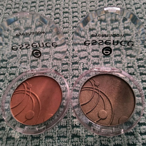 Essence eyeshadows 2 pieces new, colors 52 olive garden shimmer and 70 fox in the box