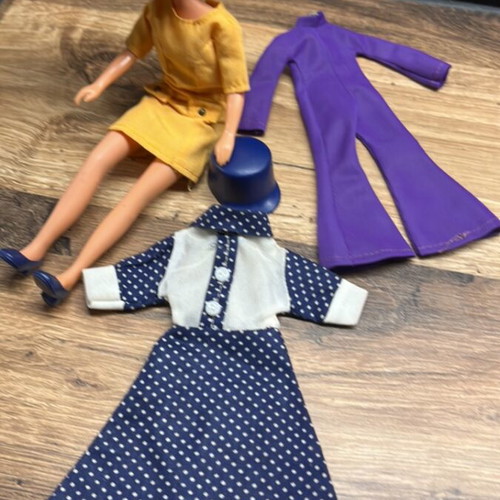 Barbie Twist and Turn 1983 like new with 3 clothing sets, hat and shoes