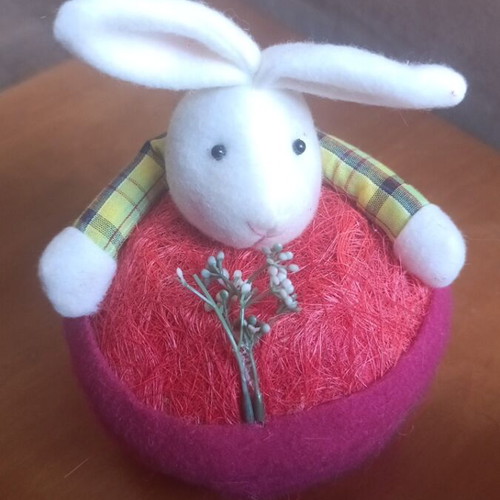 Easter basket almost like new, 12 cm diameter, button closure