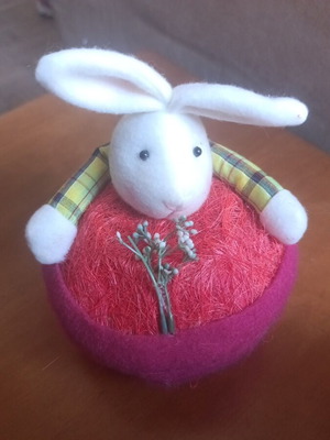Easter basket almost like new, 12 cm diameter, button closure