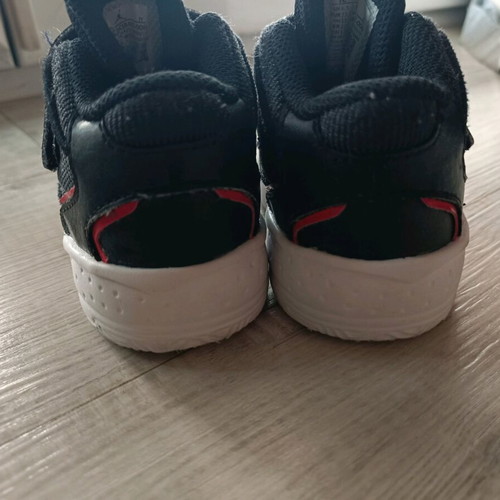 Nike Air Jordan παιδικά αθλητικά νούμερο 23 σαν καινούργιο μαύρο και κόκκινο