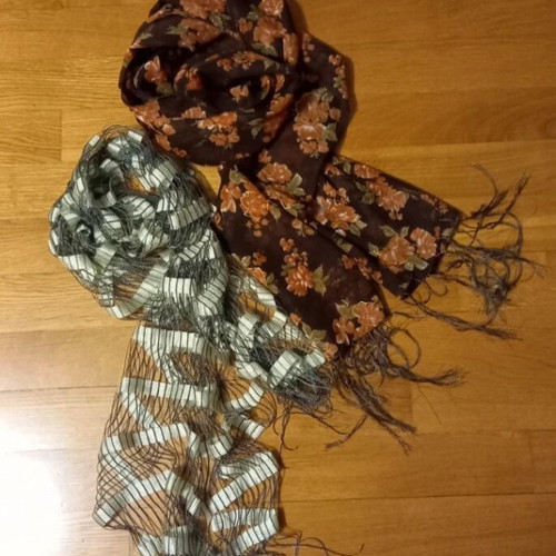 Scarves and shawls new, 2 large and 3 gift multicolored