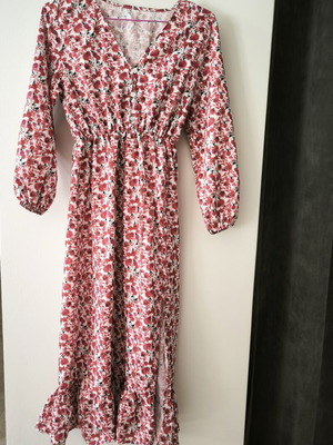 Floral dress new, long with sleeves and ruffles