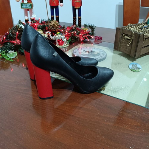 Beatrice Estell leather pumps like new, black with red heel