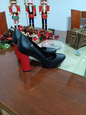 Beatrice Estell leather pumps like new, black with red heel