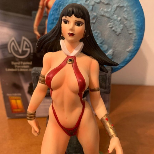Vampirella statue new, limited edition 2001
