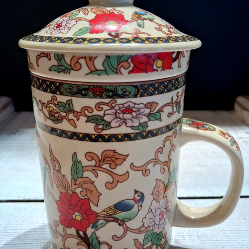 Vintage Chinese porcelain set new with collectible cups and filter