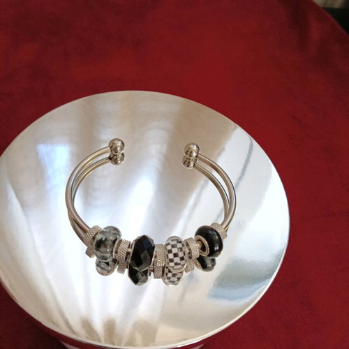 Steel bracelet with acrylic beads like new, black and silver