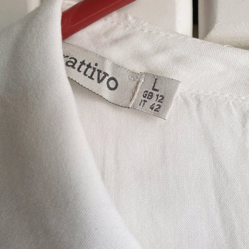 Attrattivo blouse large new, white viscose with pin