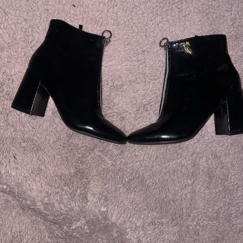 Black patent leather ankle boots like new, size 40