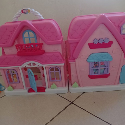 Dollhouse like new with furniture, portable suitcase design