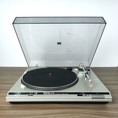 Technics SL-B20 vintage turntable used with stroboscope pitch control