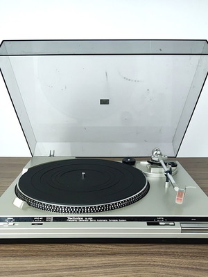 Technics SL-B20 vintage turntable used with stroboscope pitch control