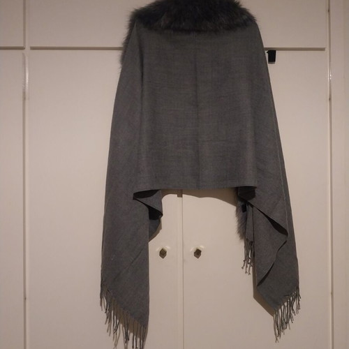 Scarf with fur and fringes new, grey