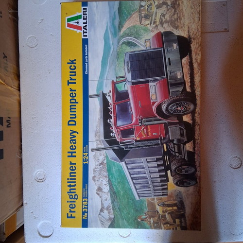 Italeri Freightliner Heavy Dumper Truck model new