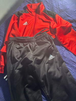 Adidas set with black and red tracksuit and jacket like new, size M