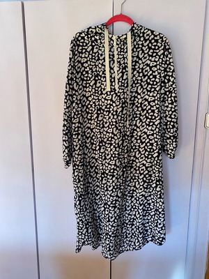 Φόρεμα Mat Fashion σαν καινούργιο, animal print, με κουκούλα και φερμουάρ