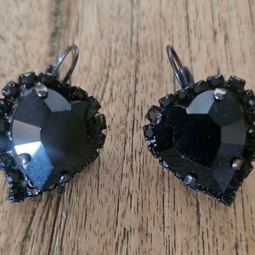 Earrings black hearts new