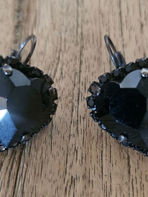 Earrings black hearts new