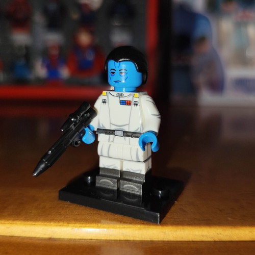 Grand Admiral Thrawn minifigure like new with base and blaster