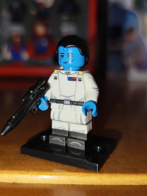 Grand Admiral Thrawn minifigure like new with base and blaster