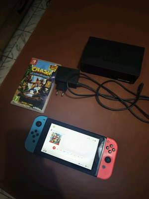 Nintendo Switch V1 употребяван с док, зарядно и Crash Bandicoot Trilogy