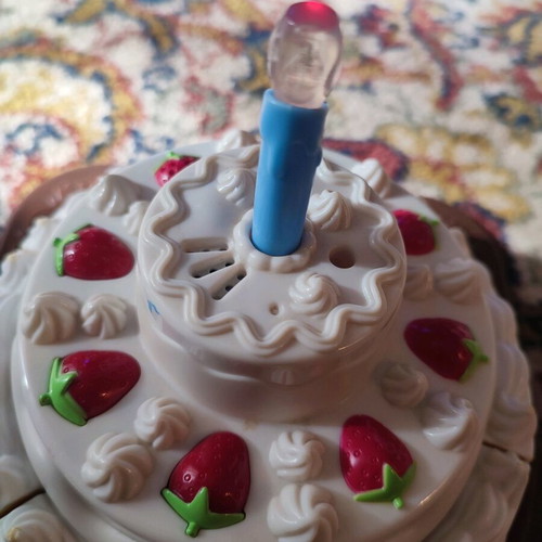 Toy cake used with music and light effects