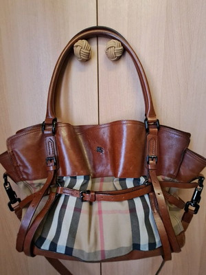 Голяма кафява кожена чанта Burberry тип хиасте като нова