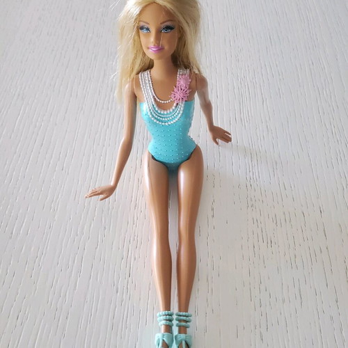 Barbie fashion icon with heels collectible Mattel like new