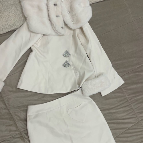 Ecru set new with skirt, top and detachable fur