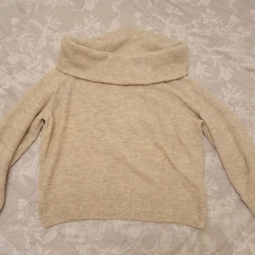 H&M pullover used, short with open shoulders, size S