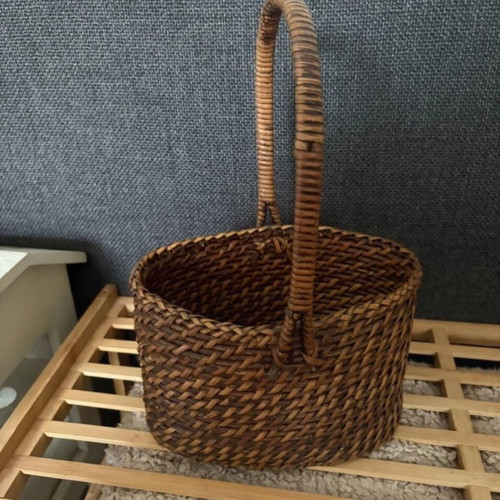 Vintage look wicker basket with handle