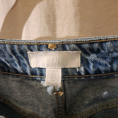 H&M mommy jean new, with rip on right knee, size XS
